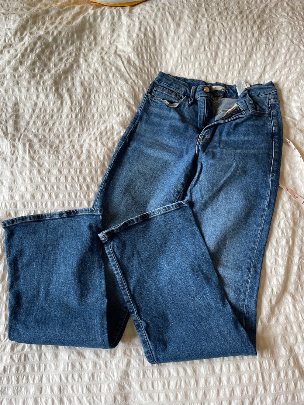 Good American Straight Leg Jeans in Medium Blue Wash size 6 / 28